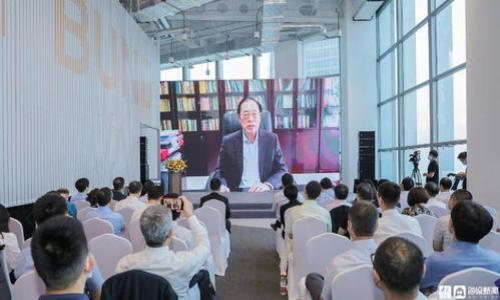 狗狗币官方钱包详细教程

狗狗币钱包, 狗狗币官方, 数字货币, 加密货币/guanjianci

狗狗币（Dogecoin）是一种流行的加密货币，最初是作为玩笑在2013年推出的，但由于社区的热情和广泛的应用，迅速获得了大量支持。为了管理和存储狗狗币，用户需要一个可靠的钱包。本文将详细介绍狗狗币官方钱包的使用方法，包括钱包的设置、转账、接收和安全性等方面。与此同时，我们还将回答一些常见的问题，以帮助您更好地理解和使用狗狗币官方钱包。

一、狗狗币官方钱包的安装与设置
首先，我们需要下载狗狗币官方钱包。可以通过狗狗币的官方网站（dogecoin.com）下载适合您操作系统的版本。确保从官方渠道下载，以避免潜在的安全风险。

1. **下载钱包软件**：访问狗狗币官网，找到下载链接并选择合适的版本。下载完成后，按照系统的提示进行安装。

2. **创建新钱包**：安装完成后，打开钱包软件，您将看到一个欢迎界面，提示您创建一个新钱包。按照提示进行操作，这通常涉及到设置密码来保护您的钱包。

3. **备份您的钱包**：在钱包创建完成后，务必备份您的钱包文件，通常这个操作是在菜单中找到“备份”或“导出”选项。备份是确保您在丢失设备或忘记密码后仍能恢复资产的关键步骤。

二、狗狗币钱包的使用
h42.1 接收狗狗币/h4
当您拥有狗狗币并希望接收其他人的转账时，需要提供一个钱包地址。以下是详细步骤：

1. **找到您的钱包地址**：在狗狗币钱包的主页上，您会看到“接收”或“查看地址”这类选项，点击进入后系统会显示您的钱包地址。

2. **发送地址给对方**：可以选择将地址以文字形式复制，也可以生成二维码给对方扫描。确保对方正确输入您的地址，以避免转账失败。

h42.2 转账狗狗币/h4
如果您想向他人转账狗狗币，可以按照以下步骤操作：

1. **选择“发送”功能**：在钱包界面上找到并点击“发送”按钮。

2. **输入收款方地址**：您需要输入收款方的狗狗币地址，确保地址正确，以免资金损失。

3. **输入转账金额**：输入您要发送的金额，某些钱包可能会让您选择附加的手续费。

4. **确认信息**：在发送之前，请检查您输入的所有信息是否准确，然后确认转账。

三、狗狗币钱包的安全性
安全性是任何数字货币钱包的重要组成部分。以下是一些确保您狗狗币钱包安全的建议：

1. **使用强密码**：创建钱包时，应使用复杂且难以猜测的密码，并定期更新您的密码。

2. **启用双重验证**：某些钱包支持双重验证功能。启用后，每次登录时需要输入验证码，这提供了额外的安全保护。

3. **定期备份**：确保定期更新钱包备份，特别是在您增加了新的狗狗币或进行了一些重要操作之后。

4. **保持软件更新**：定期检查狗狗币钱包软件的更新，以确保您使用的是最新的安全补丁。

四、常见问题解答

h41. 狗狗币官方钱包和其他钱包的区别是什么？/h4
狗狗币官方钱包是专门为狗狗币设计的，用户可以通过它进行安全的存储和交易。相比之下，其他通用钱包支持多种加密货币的存储。

1. **专用性**：官方钱包是狗狗币开发团队维护的，确保了兼容性与安全性，而其他钱包可能并没有针对狗狗币进行特殊。

2. **功能性**：官方钱包通常会提供最新的狗狗币技术支持，用户在体验上会更加顺畅。其他钱包可能在支持狗狗币时存在延迟或功能不完善的情况。

3. **社区支持**：使用官方钱包，用户可以直接向狗狗币社区求助，获得更多资源和帮助，而使用其他钱包可能存在社区支持的不确定性。

h42. 如何恢复狗狗币钱包？/h4
如果您丢失了钱包文件或忘记了密码，可以通过备份钱包文件进行恢复，具体步骤如下：

1. **查找备份文件**：通常，钱包的备份文件是以.dat文件格式保存的，您需要找到该文件。

2. **安装并打开钱包**：如果是新设备，需要先安装狗狗币钱包，然后在程序中找到“恢复钱包”或“导入钱包”选项。

3. **选择备份文件**：您需要选择先前备份的钱包.dat文件，确认无误后，系统将自动恢复您的钱包。

4. **密码设置**：如果您在备份时设置了密码，那么在恢复钱包时，需要输入正确的密码才能成功访问您的资产。

h43. 狗狗币官方钱包的费用情况如何？/h4
狗狗币钱包使用中会涉及一些费用，包括交易费用和可能的存取款手续费：

1. **交易费用**：在发送狗狗币时，网络会收取小额手续费。这通常不是由钱包收取，而是为了奖励矿工处理交易，费用标准会随网络拥堵情况而变化。

2. **提款手续费**：如果您需要将狗狗币提取到其他钱包或交易所，可能会产生一定的手续费。具体费用建议提前查询相关平台的规定。

h44. 狗狗币官方钱包的客户支持如何？/h4
狗狗币官方钱包提供了多种支持渠道，确保用户可以获得及时帮助：

1. **官方网站支持页面**：用户可以在狗狗币的官方网站找到常见问题解答和使用指南，这些都是帮助用户解决问题的重要资源。

2. **社区论坛**：狗狗币有一个活跃的社区，用户可以在社区论坛上寻求帮助，与其他用户交流经验或问题。

3. **社交媒体支持**：狗狗币在推特和其他社交媒体上也有官方账号，用户可以通过这些渠道获取最新信息或者即时问询。

总之，使用狗狗币官方钱包可以让用户更好地管理自己的数字资产。希望上述的详细教程及解答能帮助您更好地使用狗狗币官方钱包。